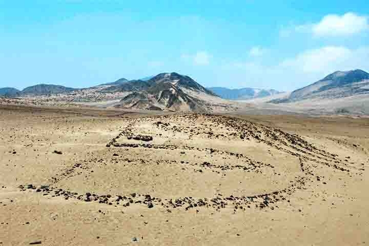 Além da pirâmide, os arqueólogos encontraram um geoglifo de 61,2 metros de comprimento e 30,3 metros de largura, que só pode ser visto de um ponto estratégico. Geoglifos são desenhos de grandes proporções feitos no solo com pedra, cascalho ou terra. 
 Reprodução: Flipar