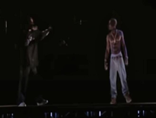Durante a apresentação do Snoop Dogg, no festival Coachella, em 2012, Tupac foi recriado digitalmente com o uso de computação gráfica e um vidro transparente. Reprodução: Flipar
