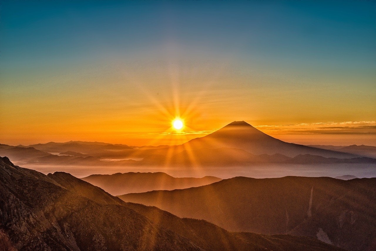 De dia ou de noite, o Japão tem belas paisagens, combinando natureza e urbanismo. Reprodução: Flipar