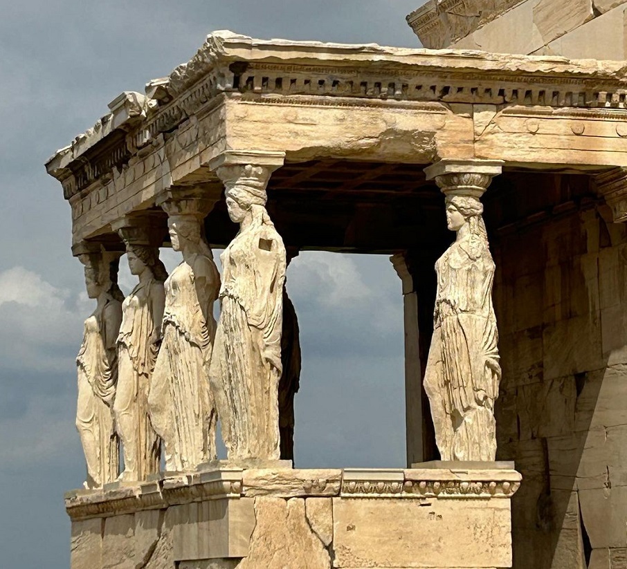 As Cariátides, estátuas de sustentação do Erecteion, em Atenas, na Grécia. Foto: Reprodução/Instagram 02.06.2023