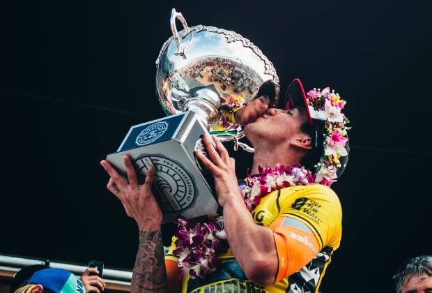 Gabriel Medina conquistou o feito histórico, aos 20 anos de idade, no Havaí Divulgação