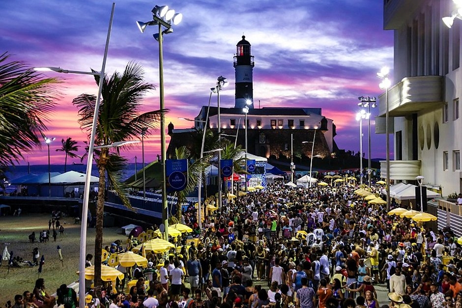 Em Salvador, o Carnaval acontece inteiramente nas ruas. É dividido em circuitos, palcos para shows, blocos e camarotes. Os desfiles dos blocos são separados entre as pessoas que acompanham a folia dentro das cordas e quem acompanha do lado de fora, na pipoca. Reprodução: Flipar