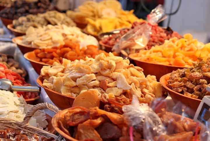 Uma dica é, ao escolher frutas secas, optar por opções sem adição de açúcares ou conservantes, priorizando aquelas que mantêm sua forma original, sem aditivos prejudiciais à saúde. Reprodução: Flipar
