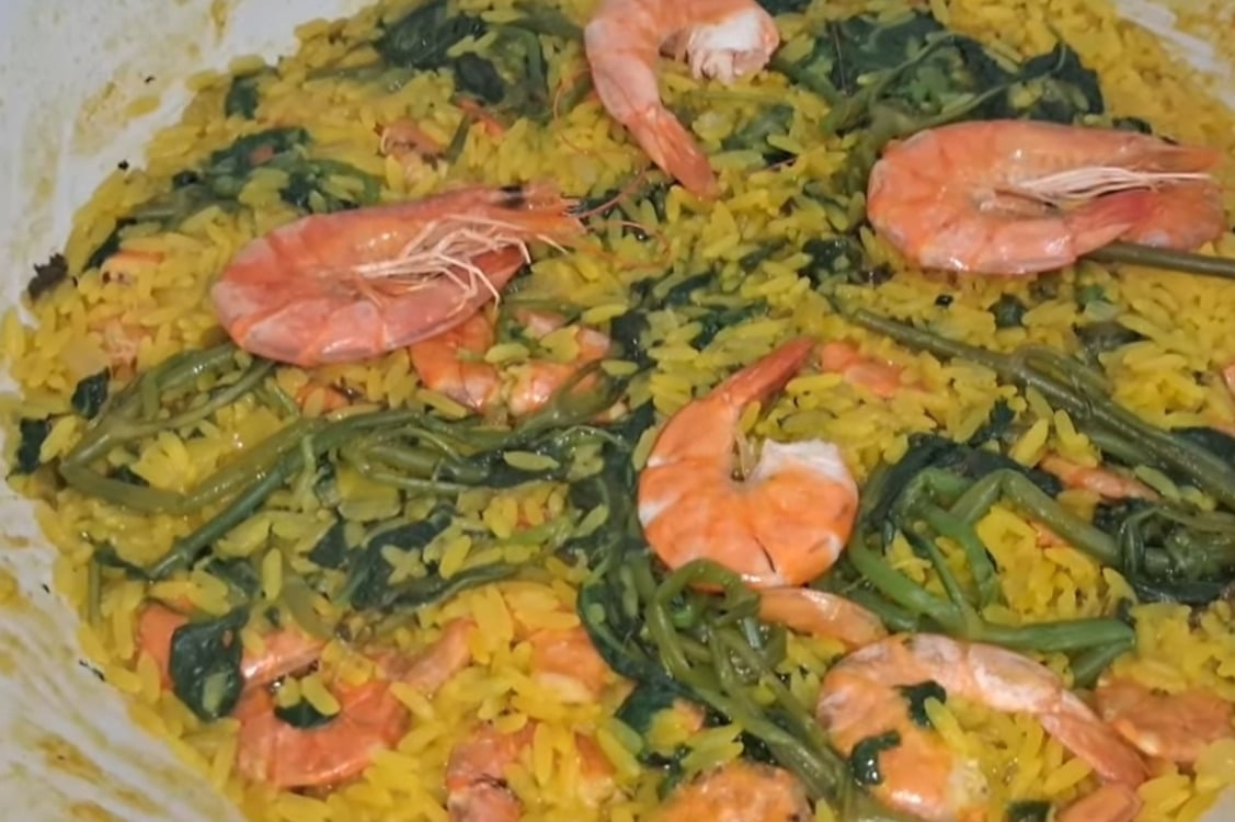Arroz paraense: Preparado com camarão, jambu, tucupi e temperos diversos, é servido como prato único ou acompanhamento. Pode incluir pedaços de peixe e é repleto de sabor amazônico. Muito comum em festas e almoços familiares. Calorias: cerca de 130 kcal. Reprodução: Flipar