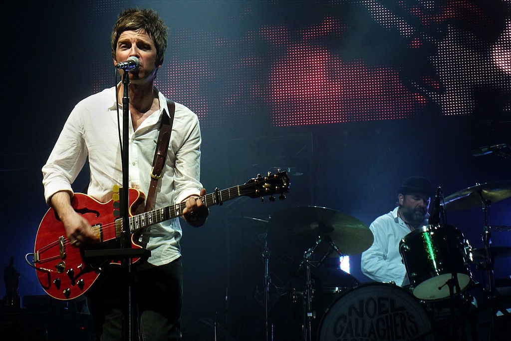 Em 2010, Noel Gallagher formou a banda High Flying Birds com outros quatro componentes: Gem Archer, Mike Rowe, Chris Sharrock e Russel Pritchard. 
 Reprodução: Flipar