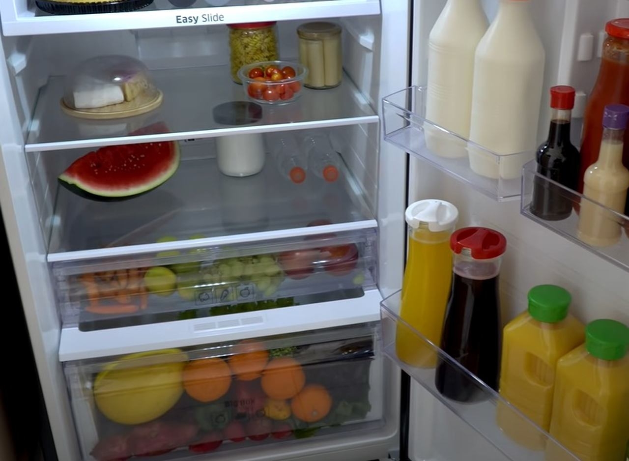 ERRO 5 - Manter alimentos além do tempo limite na geladeira. Muitas pessoas não se preocupam com o período em que os produtos podem permanecer refrigerados sem risco de contaminação. Existem itens que, após abertos, duram pouco. Geralmente, há avisos nos próprios rótulos.  Reprodução: Flipar