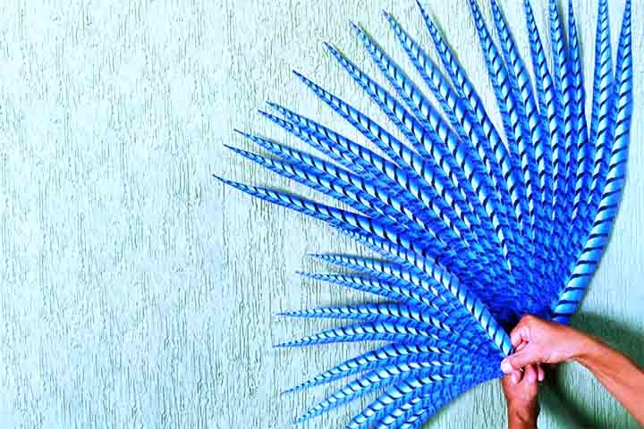 As penas artificiais são um acessório usado para criar fantasias e alegorias de Carnaval. Elas são feitas de materiais sintéticos e podem ser usadas na criação das vestimentas que passam pela Marquês de Sapucaí.  Reprodução: Flipar