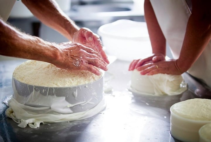 Entre outros fatores, a Unesco destacou o processo de produção do queijo, que mantém uma tradição de 300 anos e reflete a memória e o estilo de vida das comunidades de Minas Gerais. Reprodução: Flipar