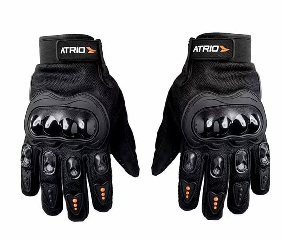 Luvas - Modelos de nylon e de couro, impermeáveis, evitam danos maiores às mãos em caso de acidente e protegem contra a chuva. Essas luvas são quentes e, se a pessoa preferir, pode escolher um tecido mais leve, que tenha reforço nas palmas e nos ossinhos da parte superior.  Reprodução: Flipar