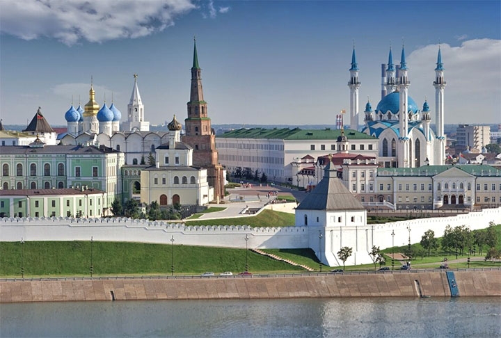 KREMLIN DE KAZAN - Situado no encontro dos rios Volga e Kazanka, foi erguido durante reinado do  imperador russo (czar) Ivan, o Terrível, no século 16. Trata-se da cidade histórica mais relevante da República do Tartaristão, na Rússia. As torres e a muralha de proteção se destacam.  Reprodução: Flipar