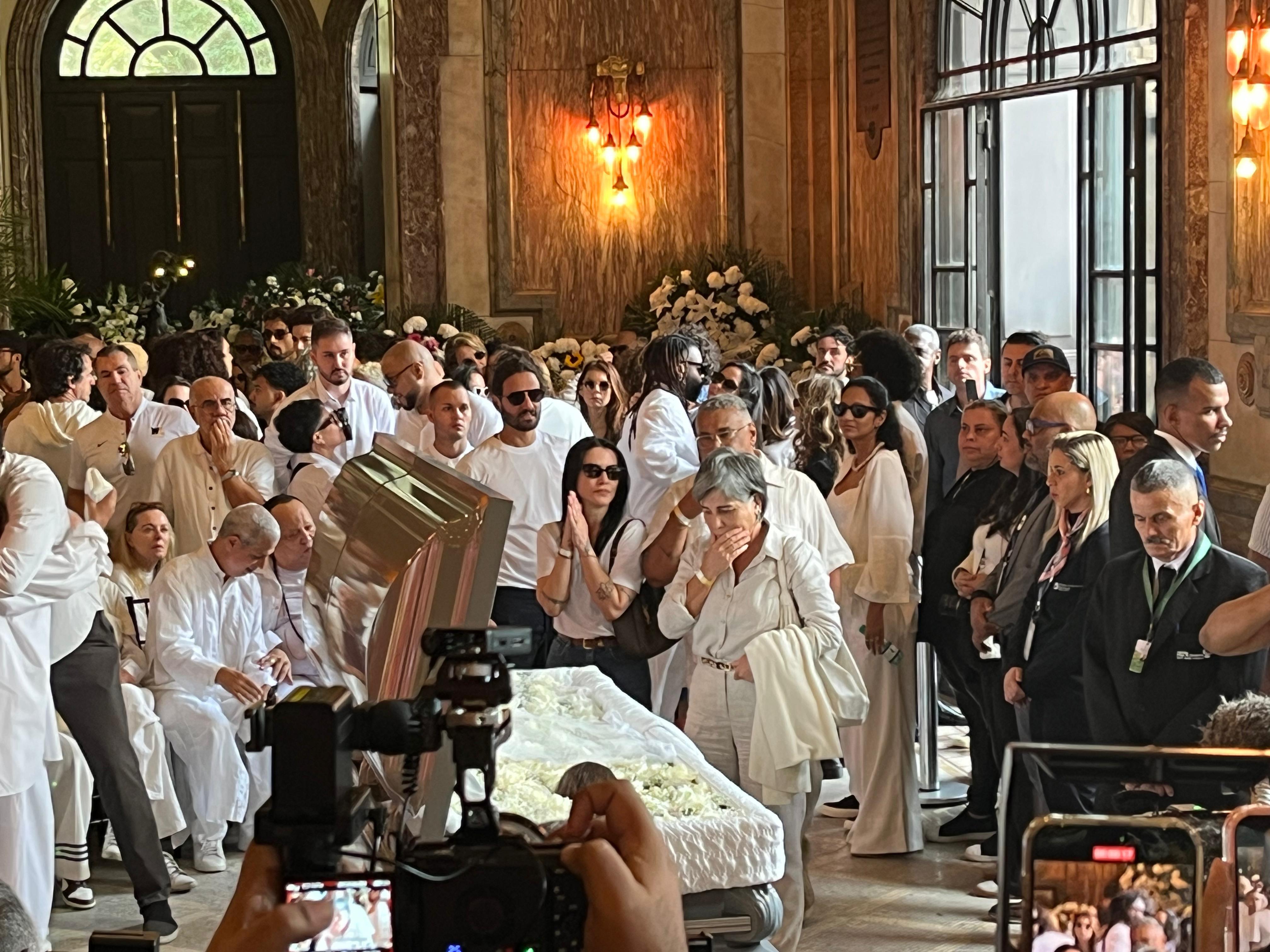 Cleo Pires e a mãe, Glória Pires, se despedem de Preta Gil. Foto: Reprodução