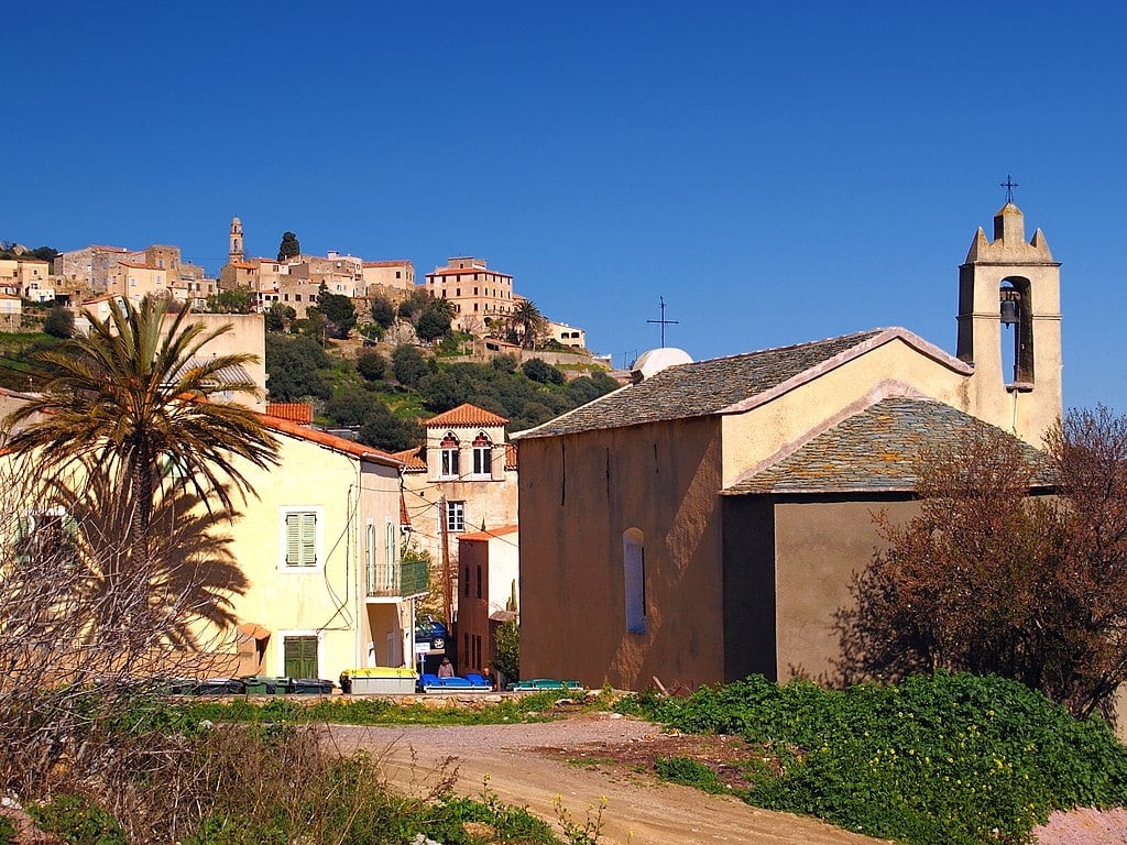 O centro histórico de Arzachena é um labirinto de ruas estreitas e vielas, com casas coloridas e lojas de artesanato. A cidade é conhecida pela igreja de Santa Reparata, construída no século XVII. Reprodução: Flipar