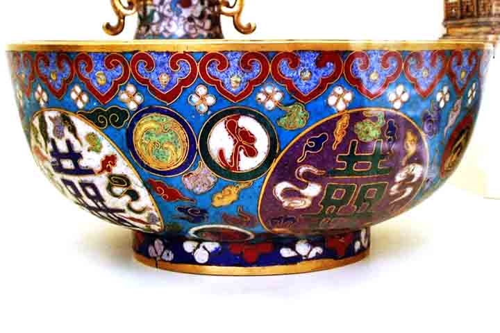 Entre as técnicas de decoração de objetos de metal está a Cloisonné, que foi introduzida na China ainda no século 14 - na imagem, uma tigela da Dinastia Ming com esse método.  Reprodução: Flipar