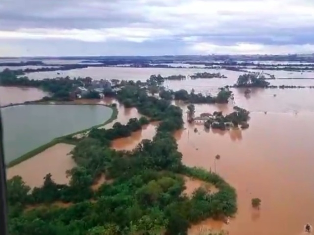 As águas lamacentas alcançam o lago Guaíba e a lagoa dos Patos, duas áreas conhecidas do estado. Reprodução: Flipar