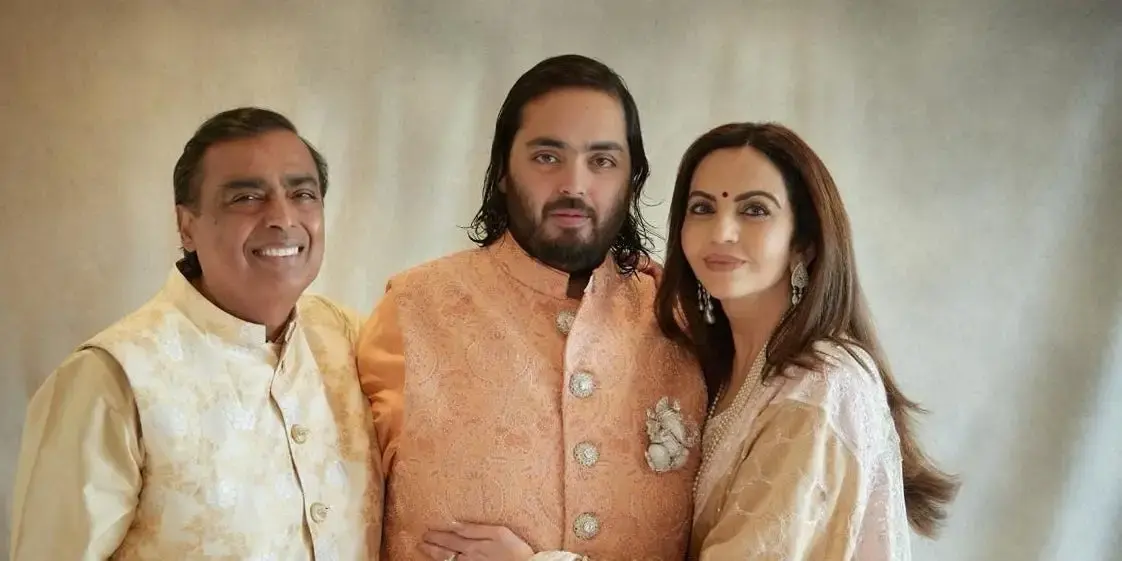 Anant com os pais, os bilionários Mukesh Ambani e Nita Ambani  Reprodução/Instagram