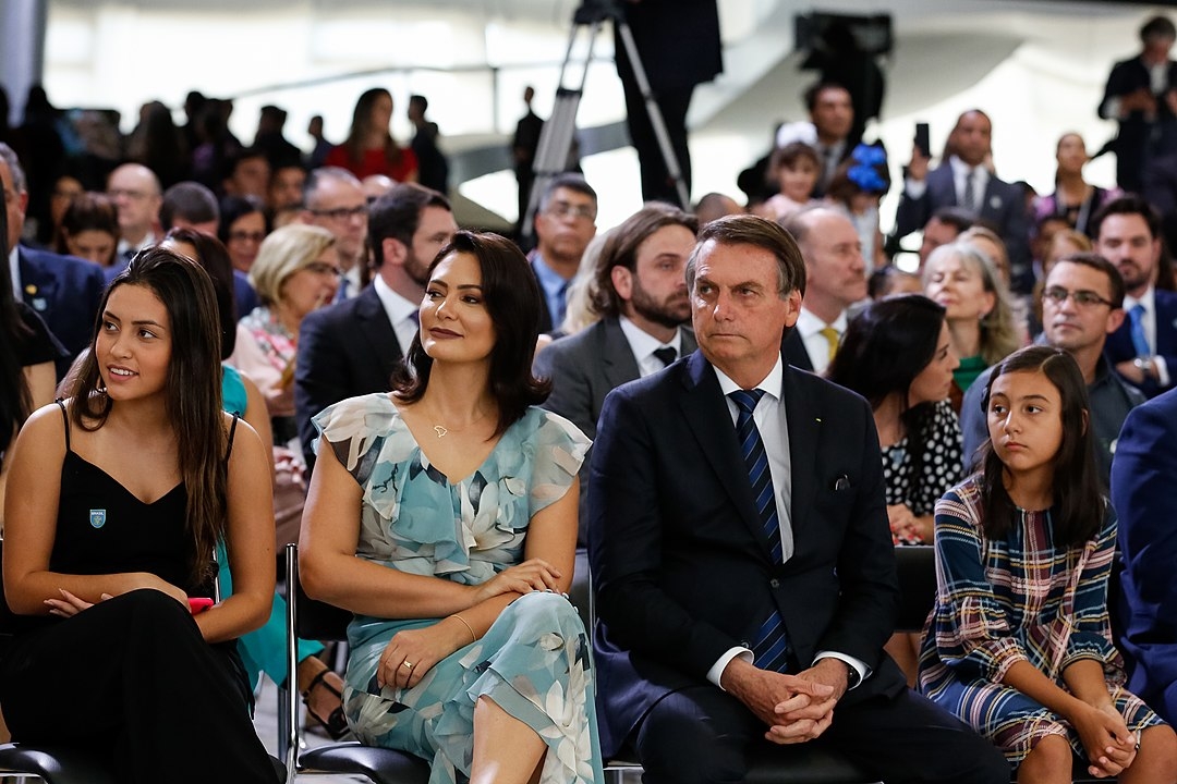 Michelle e Jair se casaram em 28/11/2007. Ela tem uma filha de um relacionamento anterior (Letícia Marianna) e tem uma filha com Bolsonaro (Laura). Na foto, Letícia à esquerda e Laura à direita. 