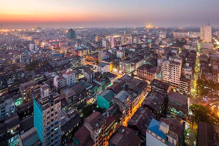 Mianmar - Com templos dourados e paisagens naturais exuberantes, Mianmar oferece um custo de viagem muito baixo. O turismo ainda está em crescimento, tornando os preços acessíveis. Reprodução: Flipar