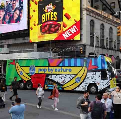 Suas obras também podem ser vistas em espaços públicos ao redor do mundo, como aeroportos, praças, hospitais, e em instalações urbanas.
 Reprodução: Flipar