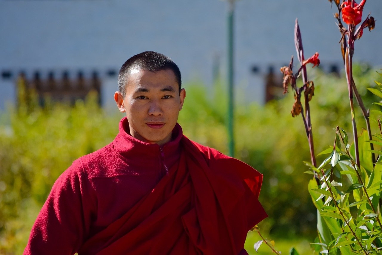 O conceito de Felicidade Nacional Bruta foi introduzido pelo quarto rei do Butão, Jigme Singye Wangchuck, na década de 1970. Ele queria medir o progresso do país não apenas em termos de crescimento econômico, mas também considerando o bem-estar espiritual e social dos cidadãos. Reprodução: Flipar