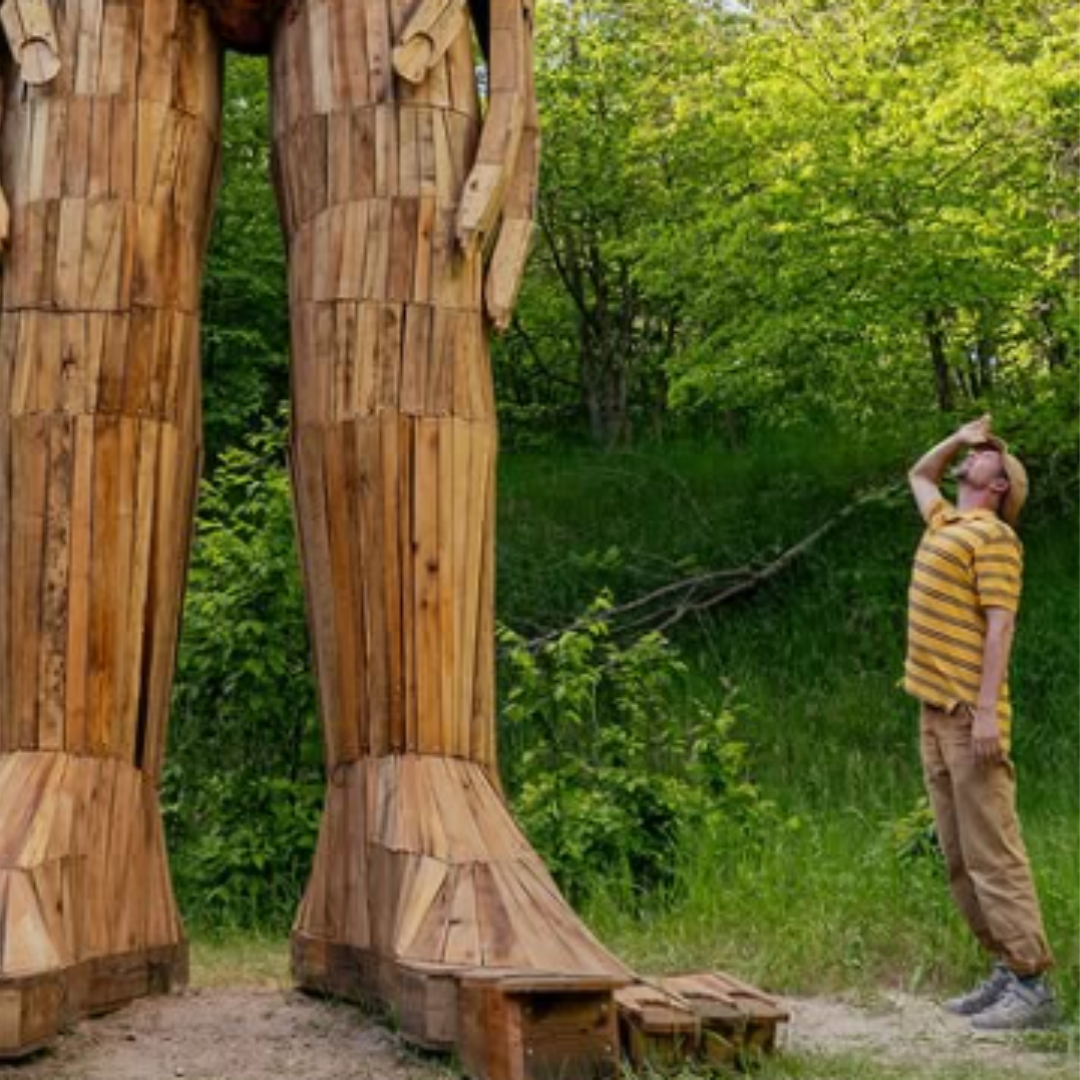 Trolls gigante e um homem. Foto: Reprodução Redes Sociais