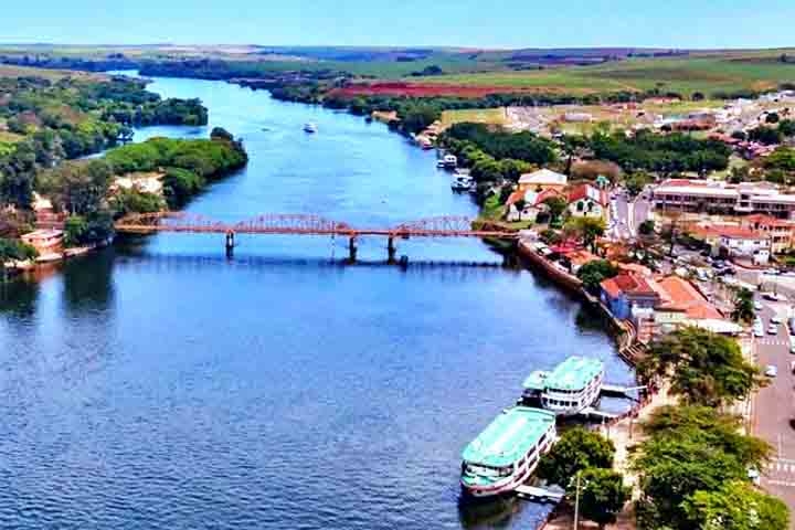 No trajeto, os barcos que carregam centenas de pessoas passam pela área da usina hidrelétrica de Barra Bonita. 
 Reprodução: Flipar