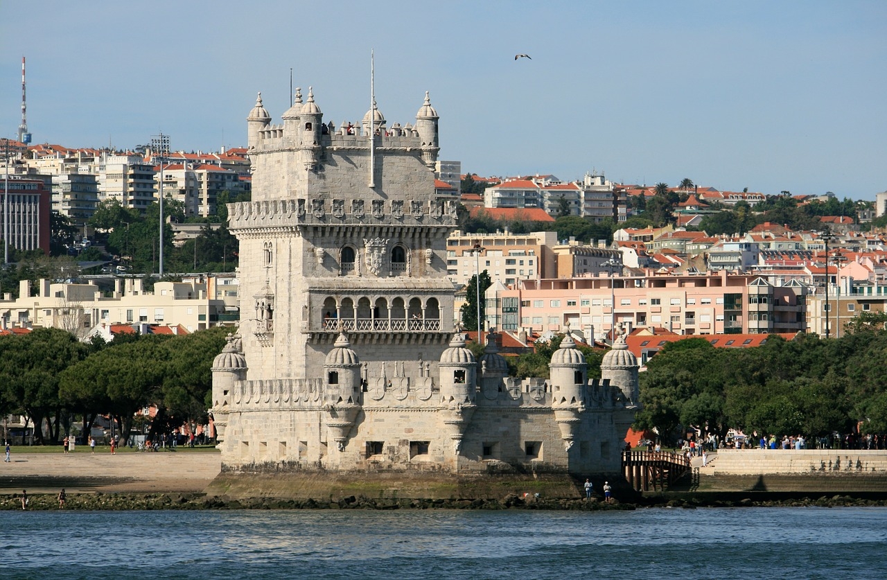 Torre de Belém - Lisboa - Portugal. Além de função defensiva, a torre serviu como farol e residência da realeza portuguesa. Patrimônio Mundial da UNESCO, a Torre é um ícone da era dos Descobrimentos e um popular destino turístico, oferecendo vistas panorâmicas do Rio Tejo e da cidade de Lisboa. Reprodução: Flipar