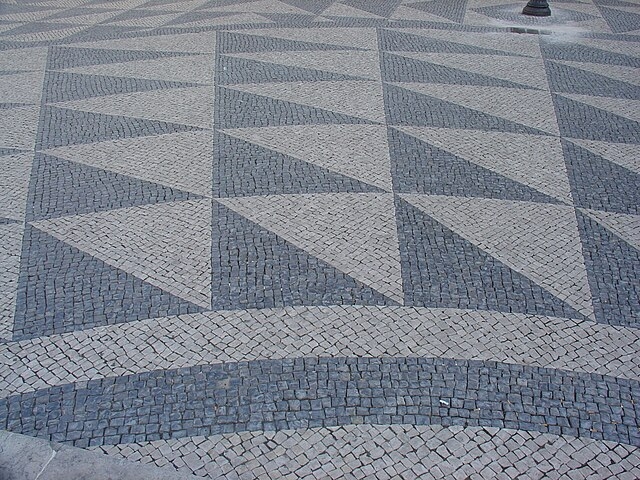 Calçada de pedra portuguesa é o nome dado a um determinado tipo de revestimento de piso, que, ao formar figuras, torna-se também uma espécie de arte urbana.  Reprodução: Flipar