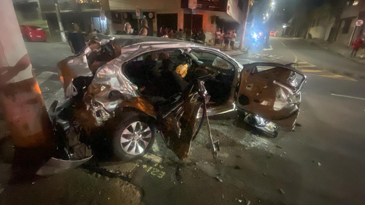 Carro ficou completamente esmagado após ser atingido pelo ônibus durante o acidente em Juiz de Fora (MG). Foto: Daniel Leite Andrade