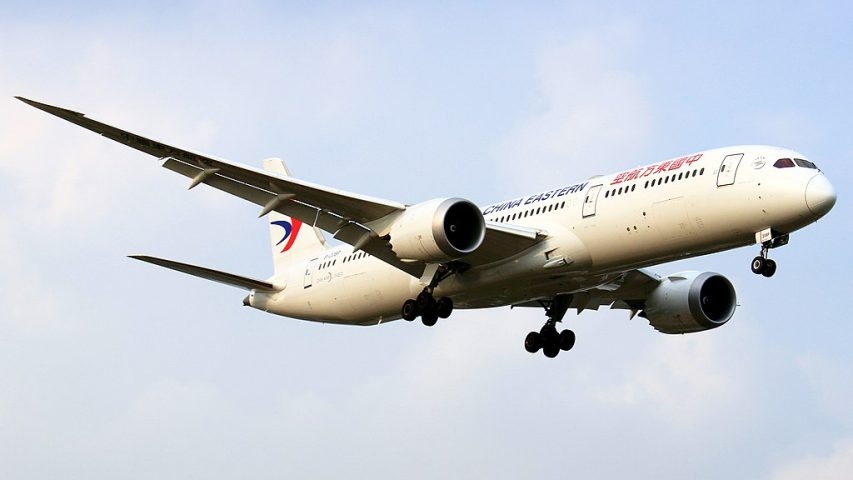 Cruzando uma distância equivalente a quase metade do globo, uma rota operada pela China Eastern Airlines estabeleceu um novo marco nas viagens de longa duração. Reprodução: Flipar