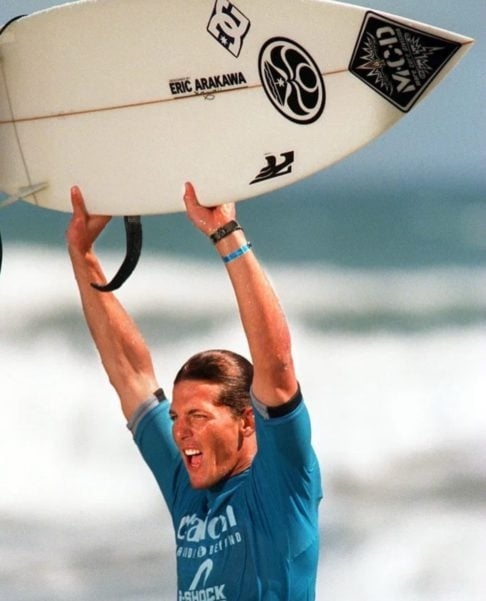 Andy Irons (EUA, 1978-2010): Rival histórico de Kelly Slater, conquistou três títulos mundiais (2002-2004). Sua morte prematura, aos 32 anos, chocou o mundo do surfe. Reprodução: Flipar