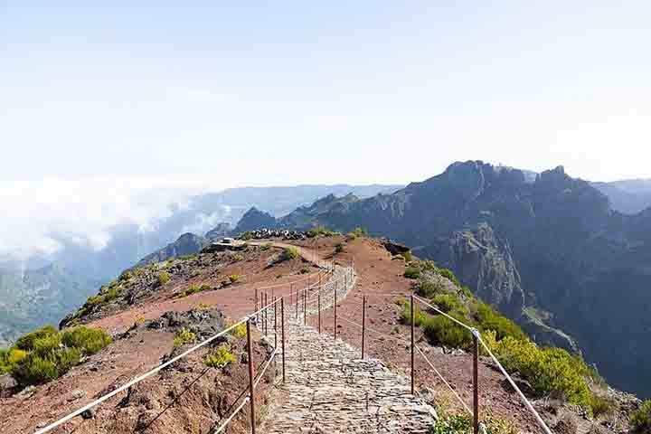 A Vereda do Pico Ruivo é uma das trilhas mais populares da Madeira, ligando o Pico do Areeiro ao Pico Ruivo, o ponto mais alto da ilha. Esta caminhada exige disposição, mas a recompensa é uma das vistas mais impressionantes da ilha, com paisagens dramáticas e uma vegetação única. Reprodução: Flipar