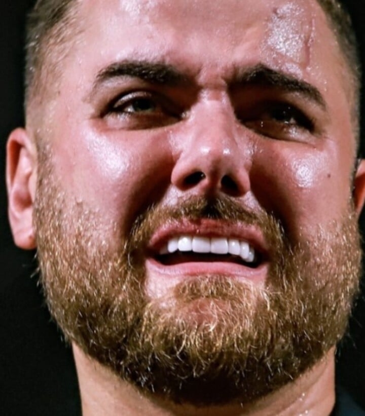 No retorno aos palcos ao lado do parceiro Cristiano, o cantor sertanejo Zé Neto, de 34 anos, se emocionou. O artista havia cancelado a agenda de shows por três meses para passar por um tratamento para depressão e síndrome do pânico.
 Reprodução: Flipar