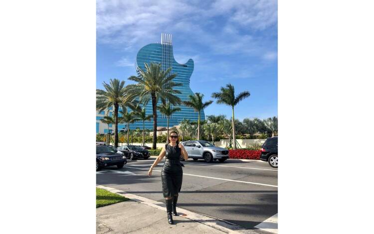 Benise em frente a um Hotel Cassino em Miami. Foto: Acervo pessoal