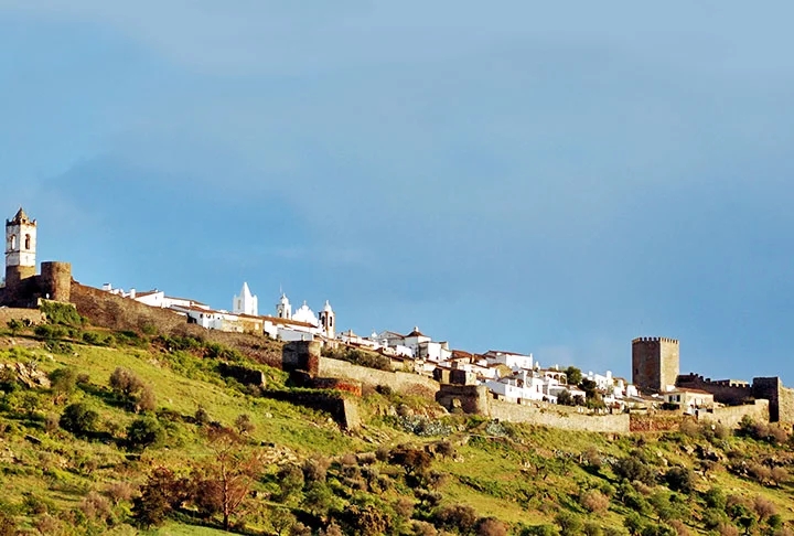 MONSARAZ - Situada na região do Alentejo, em Portugal, tem uma muralha erguida entre 1640 e 1668, período da Guerra da Restauração Portuguesa, quando houve diversos embates armados entre o reino português e a monarquia espanhola. Reprodução: Flipar