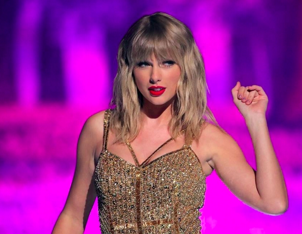 Taylor Swift se apresentaria sexta, sábado e domingo, mas por conta da morte da jovem – e do calor que não deu trégua –, a própria cantora decidiu pedir o adiamento do show de sábado (18) para segunda (20/11). 