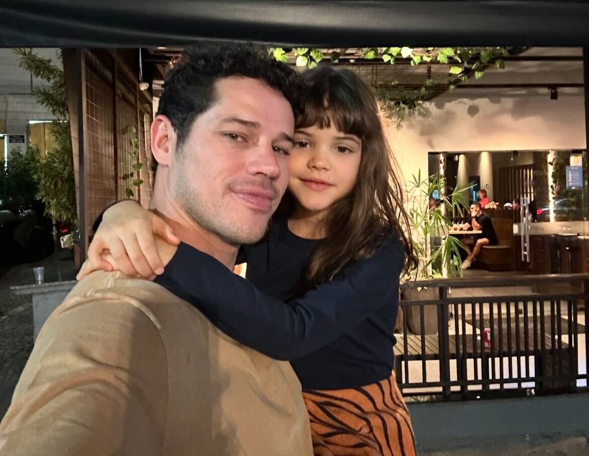 José Loreto posa abraçado com a filha Bella Reprodução Instagram - 23.8.2024