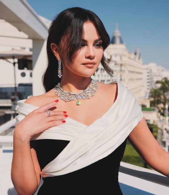 Aliás, no Instagram Selena Gomez ela ocupa a 3ª posição entre as pessoas mais seguidas no mundo, com 424 milhões de seguidores, ficando atrás apenas dos astros do futebol Cristiano Ronaldo, com 638 milhões, e Lionel Messi, com 504 milhões. Reprodução: Flipar