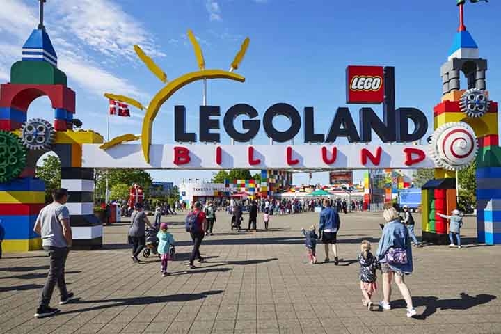 A Legoland Billund fica a pouco mais de um quilômetro da Lego House. Reprodução: Flipar