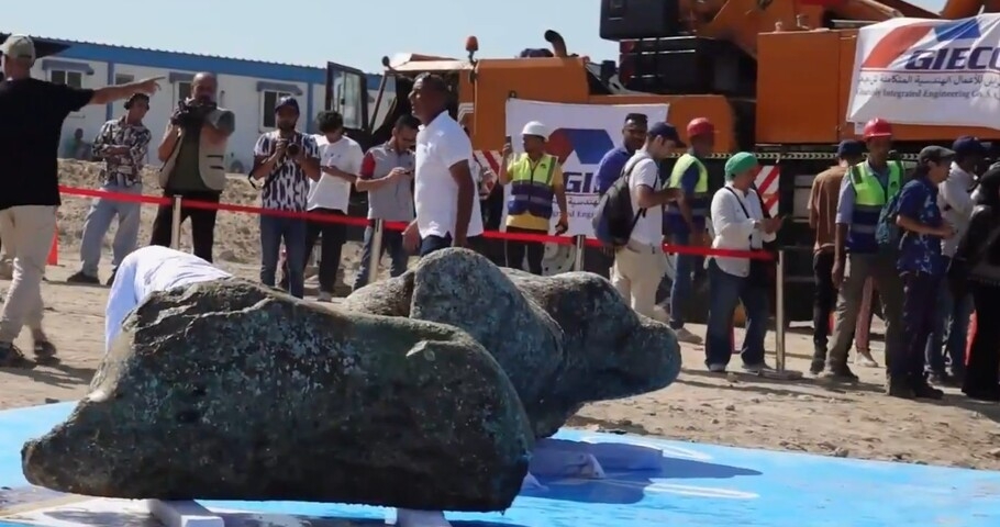 Entre os materiais resgatados estão peças de até 80 toneladas, como lajes de pavimentação. A análise desses elementos confirma descrições antigas e ajuda a compreender melhor a base, as proporções e a forma original do monumento. Reprodução: Flipar