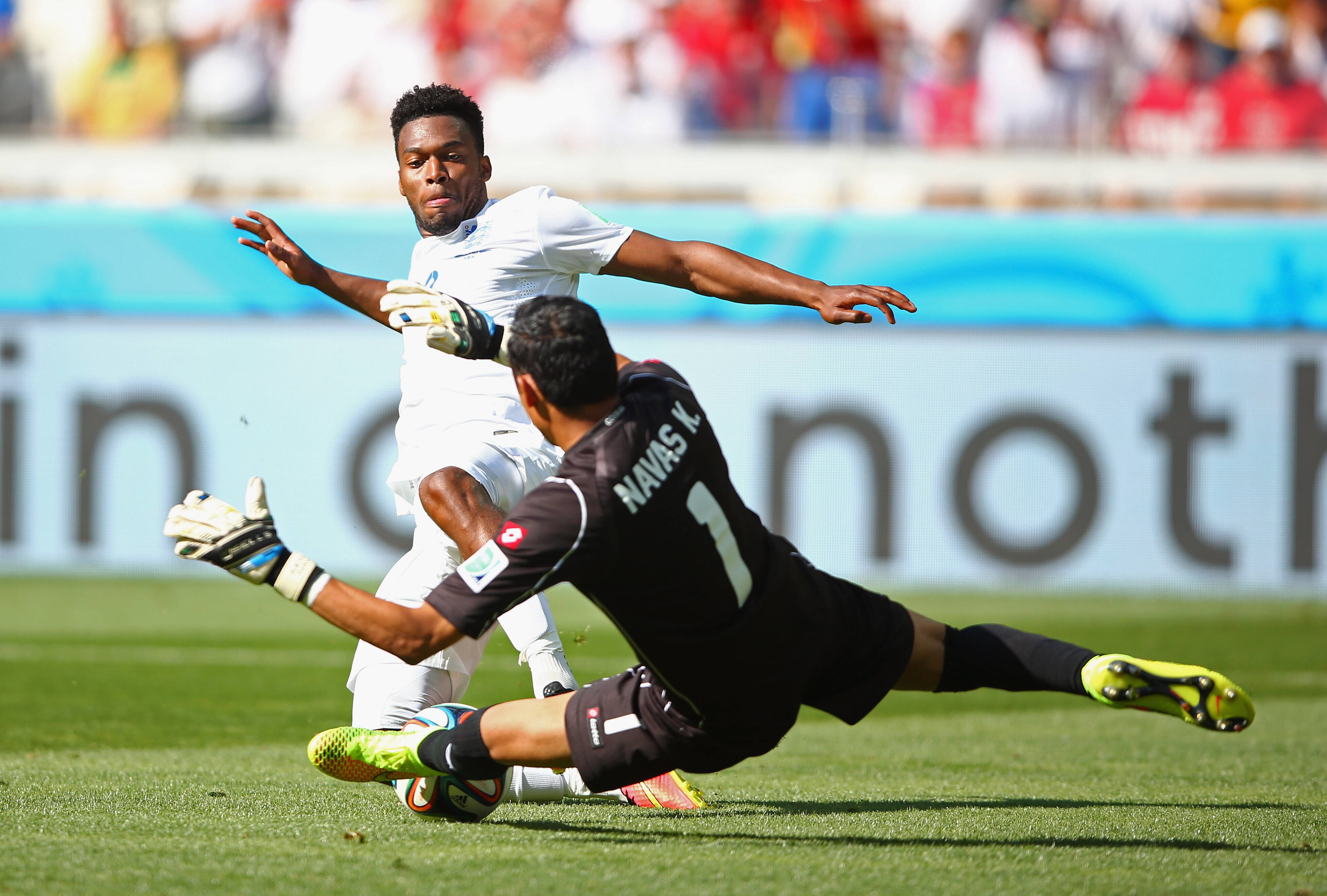 O goleiro Keylor Navas sai para defender o chute de Sturridge Paul Gilham/Getty Images