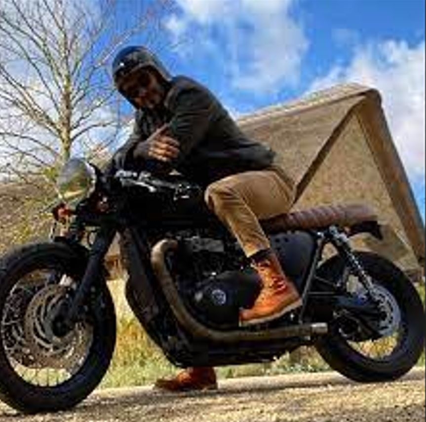 David Beckham - O  ex-jogador de futebol já teve uma TRiumph Bonneville 2004, sua preferida. Em 2021, customizou uma Harley-Davidson Knuckhead.  Reprodução: Flipar