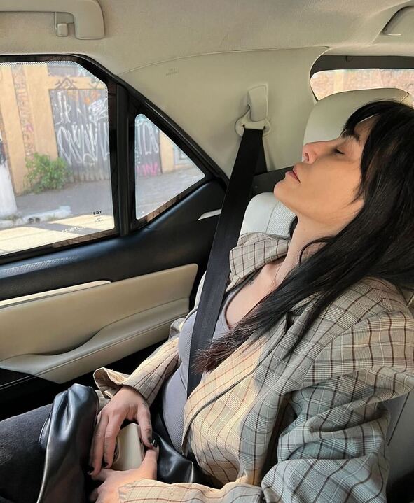 Cleo Pires cochilando no carro Reprodução: Instagram