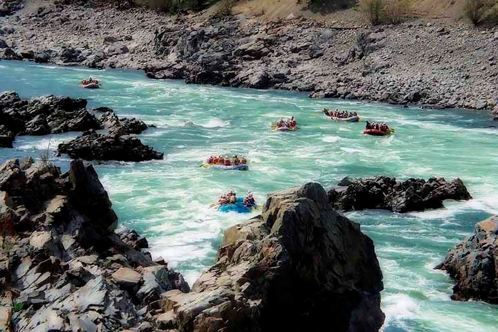 A disparada no número de turistas vem provocando uma crise de saneamento básico em um paraíso situado na Patagônia argentina. 
