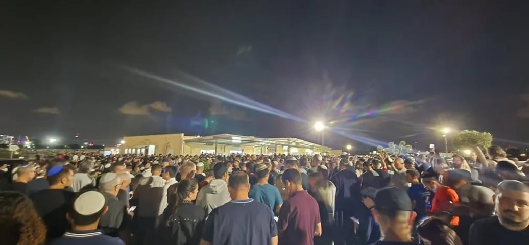 Milhares de pessoas acompanharam o funeral de Bruna Valeanu, em Israel. Como Bruna só tinha dois parentes em Israel, uma mensagem circulou nas redes sociais pedindo que estranhos fossem ao funeral para cumprir a tradição judaica do minyan (quórum de 10 pessoas).