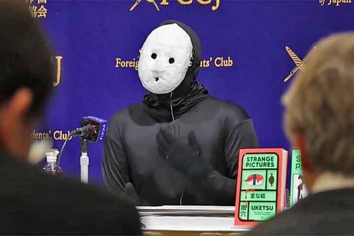 Em seguida, ele lançou “Casas Estranhas”, transformando o conteúdo do vídeo em um livro que se tornou best-seller.
 Reprodução: Flipar