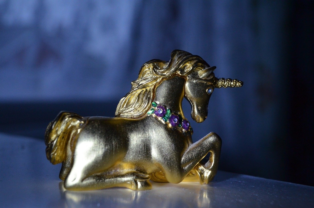 O unicórnio continua a fascinar e inspirar, simbolizando a busca do ideal e a magia que permeia o mundo das lendas. Reprodução: Flipar