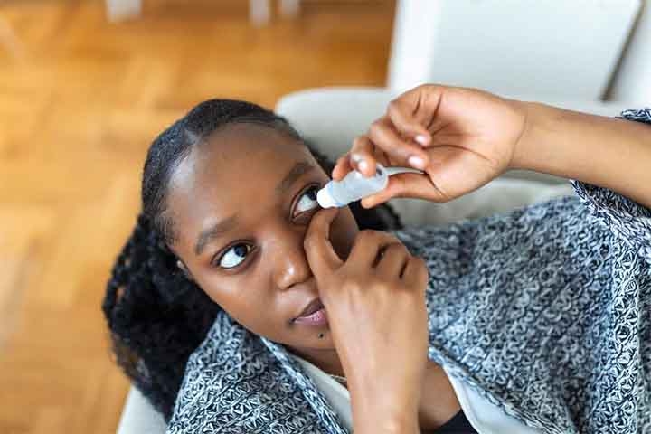 Eles reduzem a pressão ocular e, em casos mais avançados, procedimentos cirúrgicos. Usar colírios, aliás, ajuda a prevenir o ressecamento dos olhos, especialmente nos meses de mais calor. Reprodução: Flipar