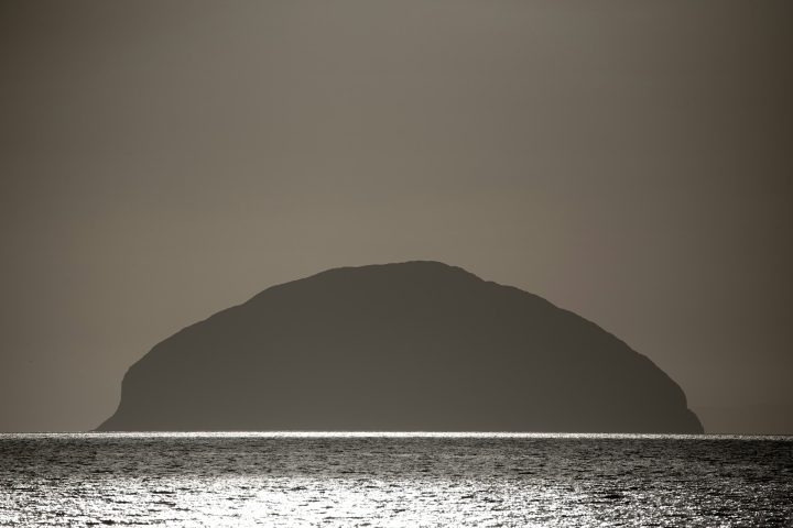 Ao longo da história, algumas ilhas ao redor do mundo já sumiram, reapareceram ou permanecem misteriosas, desafiando navegadores e até mesmo a ciência. Reprodução: Flipar