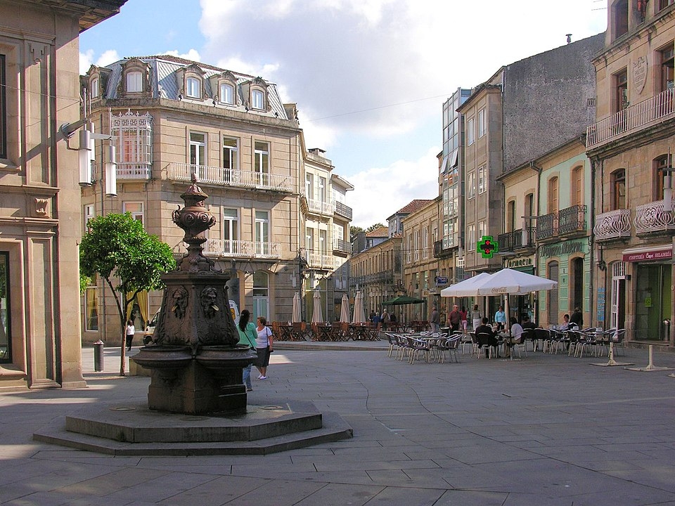 Na cidade de Pontevedra, na Galicia, a Praça Curros Enríquez chama atenção por sua origem medieval. Os primeiros relatos datam do século 14 e seus edifícios são em estilo de arquitetura vernacular. O caminho português de Santiago passa pela praça, da rua Soportales à rua Real. Reprodução: Flipar