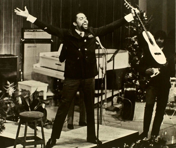 É formado em administração pela Universidade Federal da Bahia e fez sua entrada na cena musical no final dos anos 1950 e início dos anos 1960.. Foto: Reprodução: Flipar